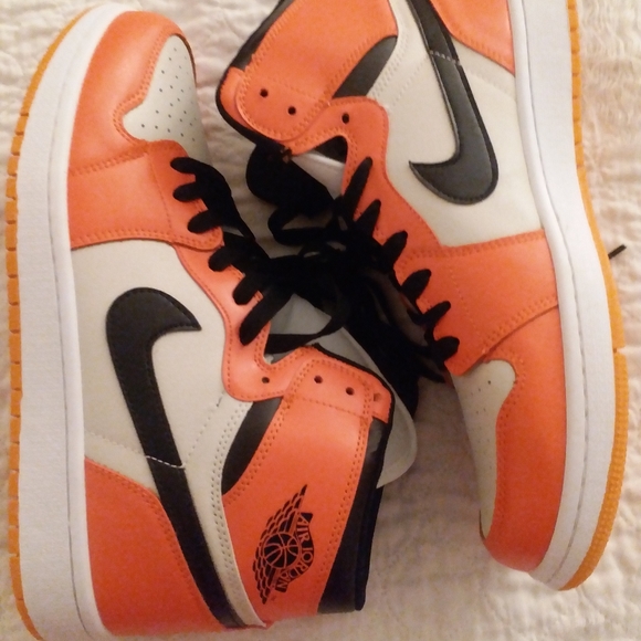 Nike shoes - Picture 2 of 3